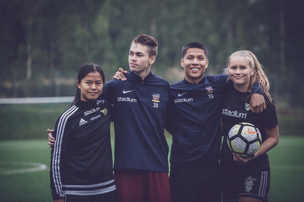 Lukiolaiset jalkapalloilijat yhteiskuvassa