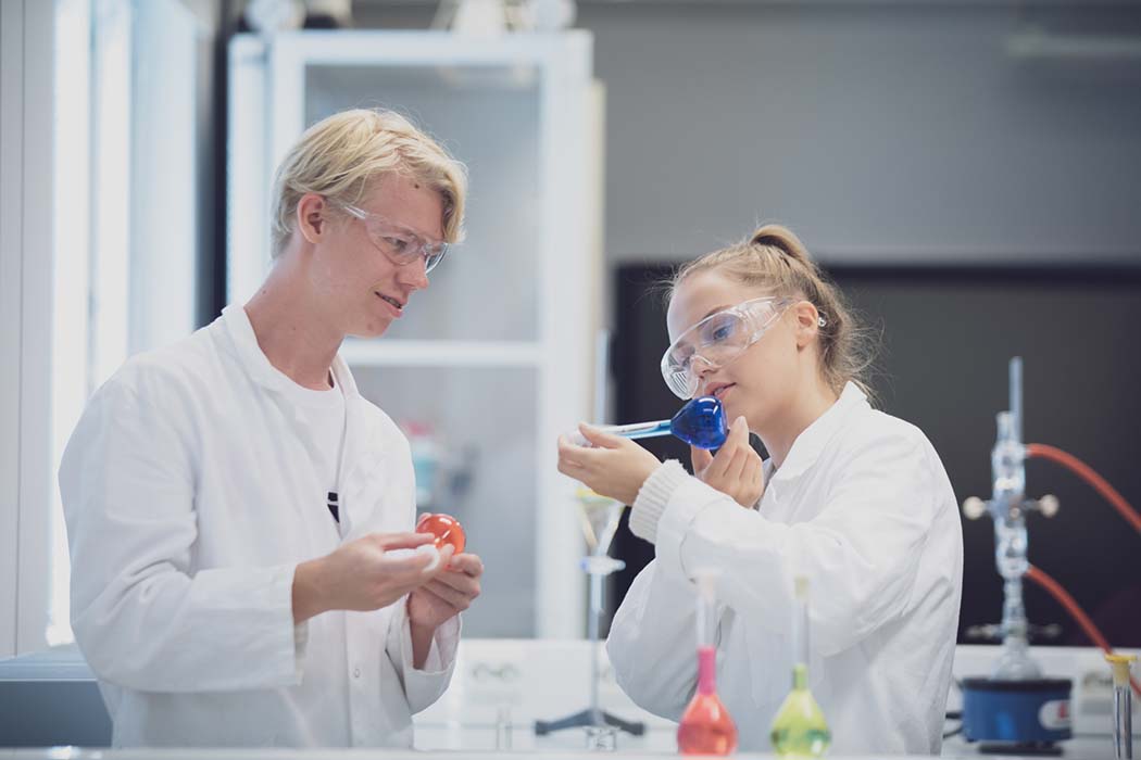 Luonnontiedeopiskelijoita laboratoriossa