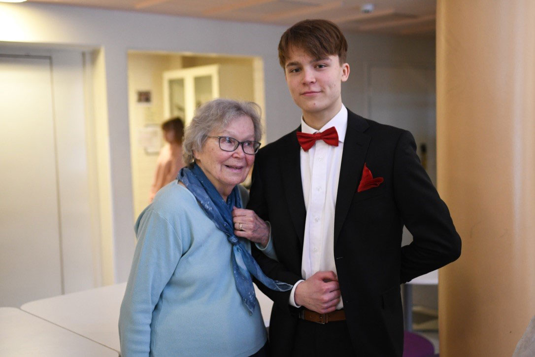 Jonni Vuorinen vanhojen tanssien puvussaan isoäitinsä kanssa