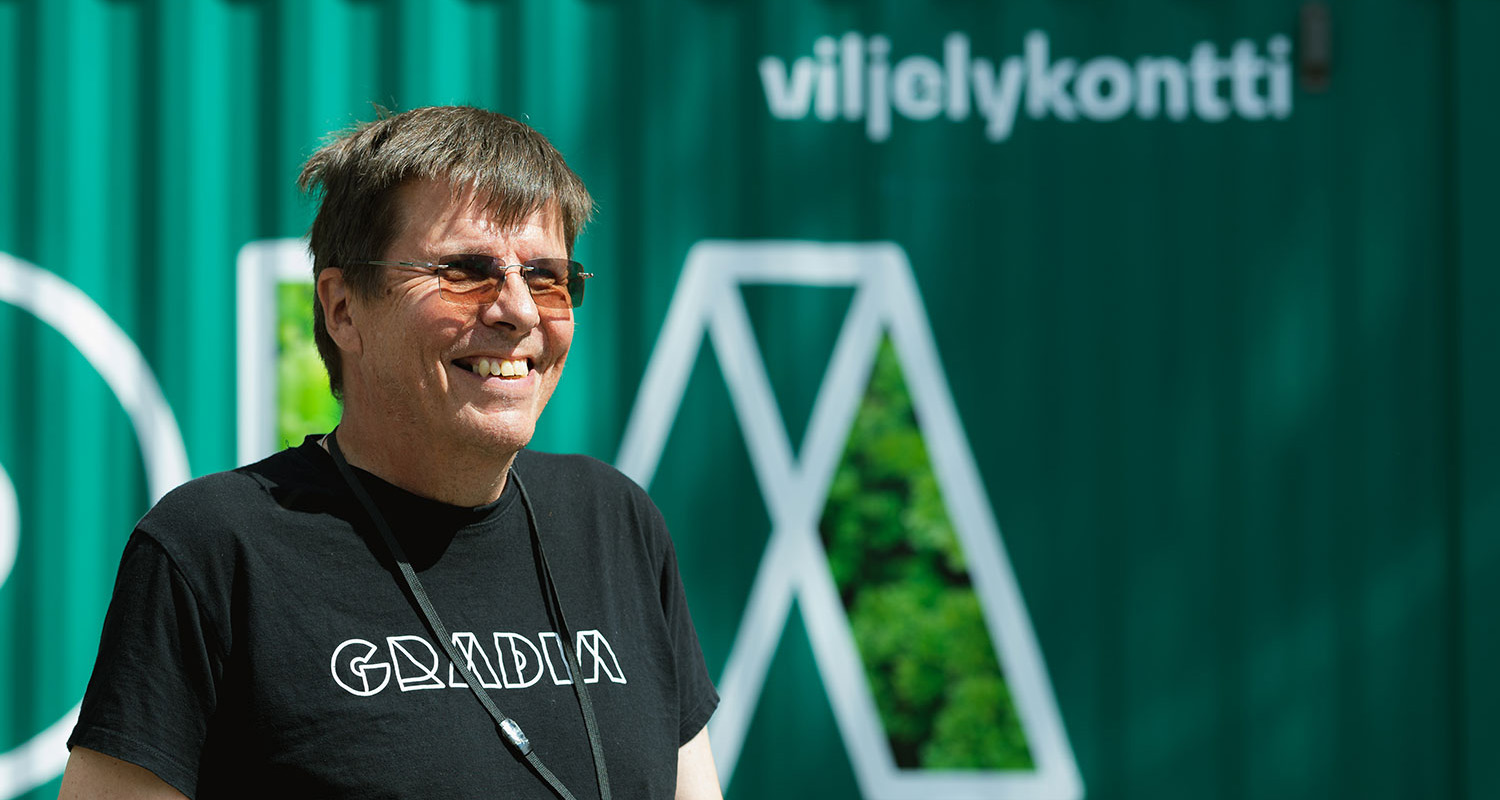 Opettaja Heikki Korhonen viljelykontin edustalla.