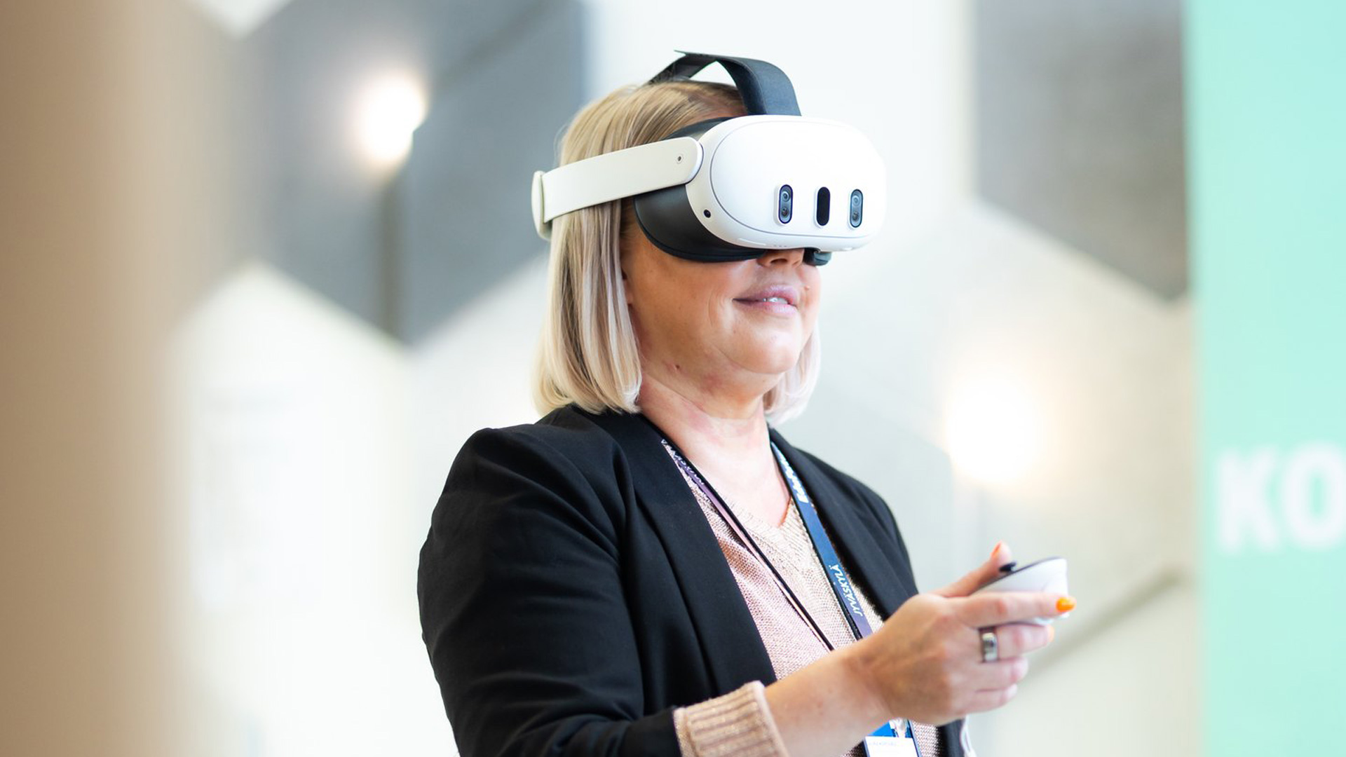 Gradian Laura Koponen VR-lasit päässä.