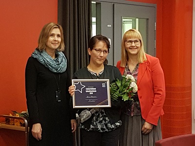 Työpaikkaohjaajan Leena Paanasen palkitseminen