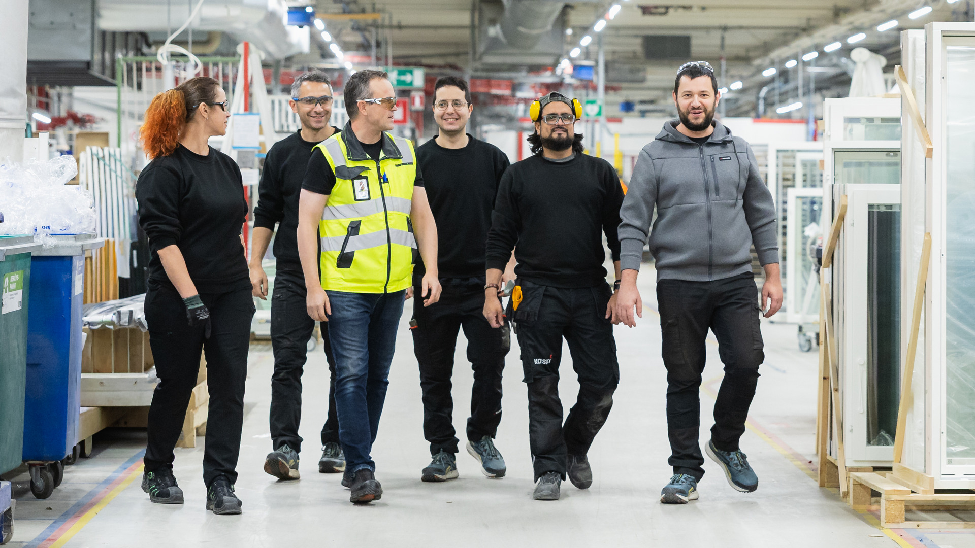 Henkilöitä ryhmäkuvassa Kaskipuun tehtaalla työympäristössä.