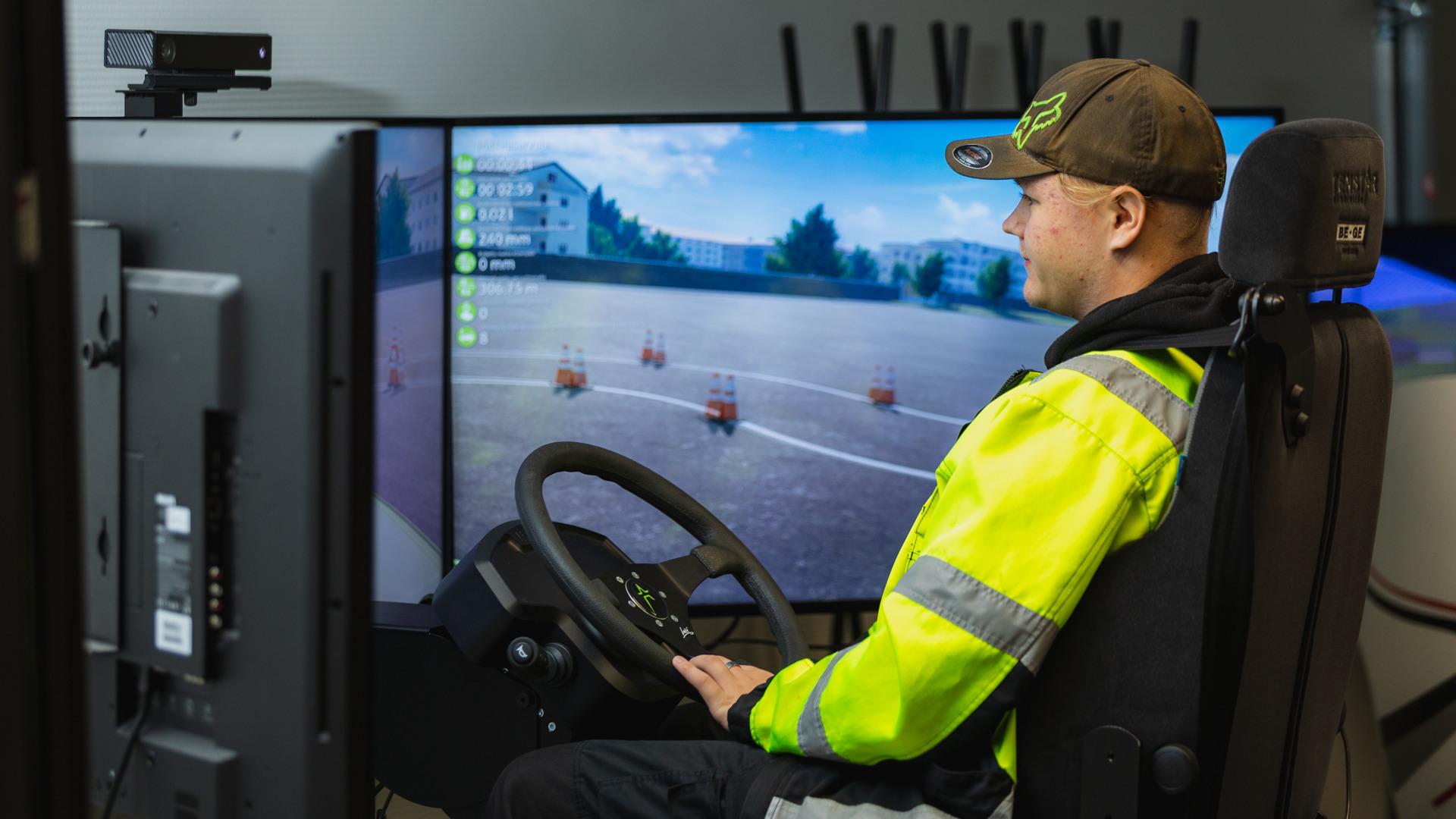 Opiskelija ajaa logistiikka-alan ajosimulaattorilla