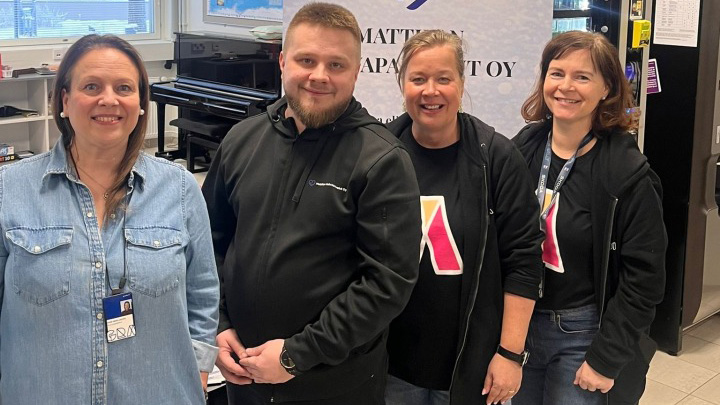 Kuvassa koulutuspäällikkö Anne-Mari Landen (vas.), Keski-Suomen Vuoden nuori yrittäjä 2026 Samuli Mattila, Mattilan Hoivapalvelut Oy sekä lehtorit Pia Hämäläinen ja Niina Murtoniemi.