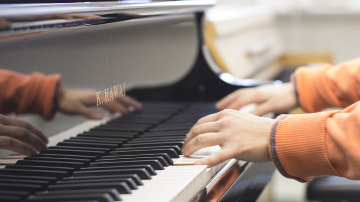 Lapsi soittaa pianoa