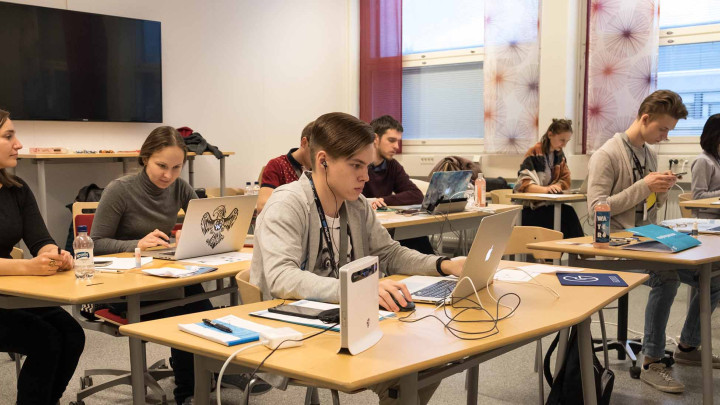 Media-alan opiskelijat tietokoneiden ääressä