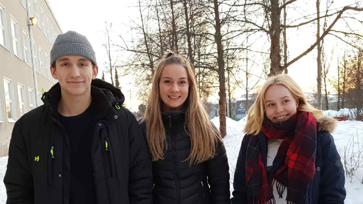 Opiskelijat ryhmäkuvassa
