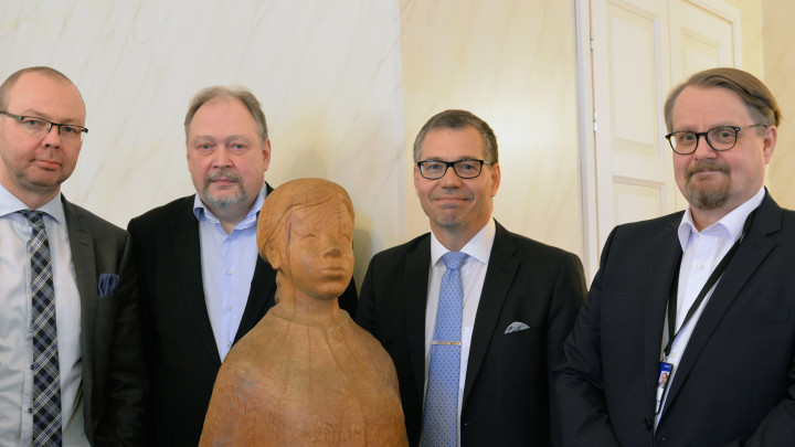 Kuvassa oppilaitosten johtoa