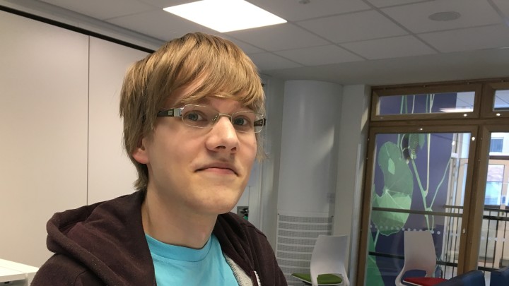 Aleksi Kononen opiskelemassa