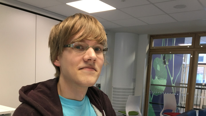 Aleksi Kononen opiskelemassa