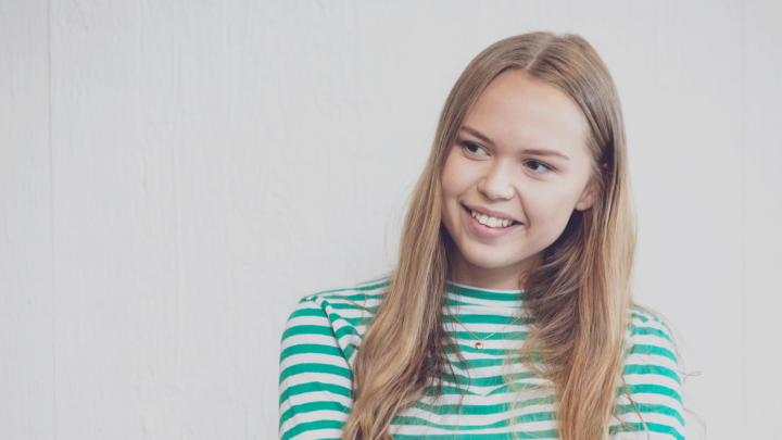 Kuvassa opiskelijatyttö