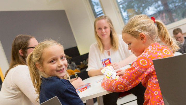 Kuva lastenohjaajaopiskelijoista ja lapsista