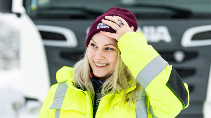 Opiskelija yhdistelmäajoneuvon edessä