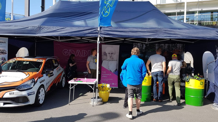 Kuvassa Gradian ständi Neste Rally Finlandin Paviljongin Ympyrätorilla 2019