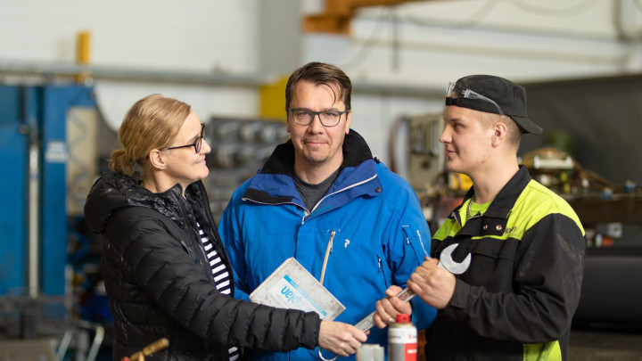 Serviplan Oy:n toimitusjohtaja ja henkilöstöä.