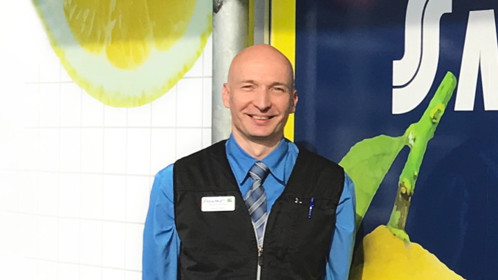 Työpaikkaohjaaja Jukka Rasi S-market Muuramen edustalla