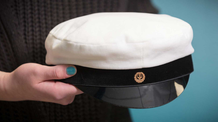 Ylioppilaslakki henkilön kädessä