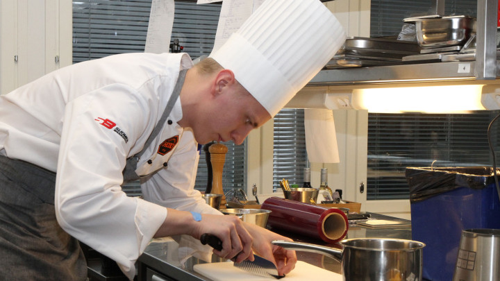 Kokki Valtteri Paltamaa työskentelemässä keittiössä.
