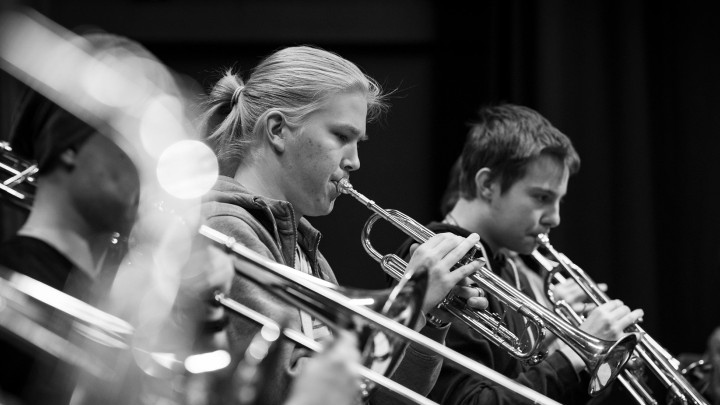 Kaksi musiikin opiskelijaa soittamassa trumpettia.