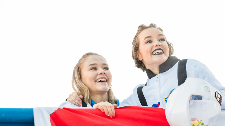 Kaksi opiskleijatyttöä iloisina.