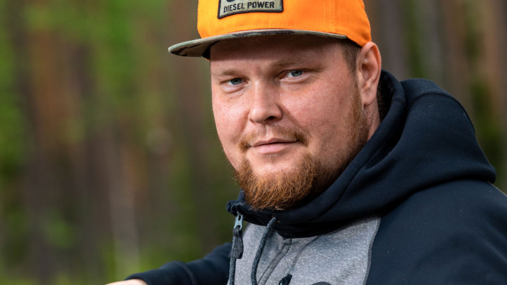 Mies katsoo kameraan ulkotöissä.