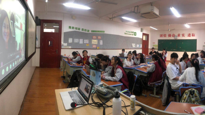Shanghailaisia opiskeijoita luokkahuoneessa oppimassa livevideo-opetuksen avulla etänä