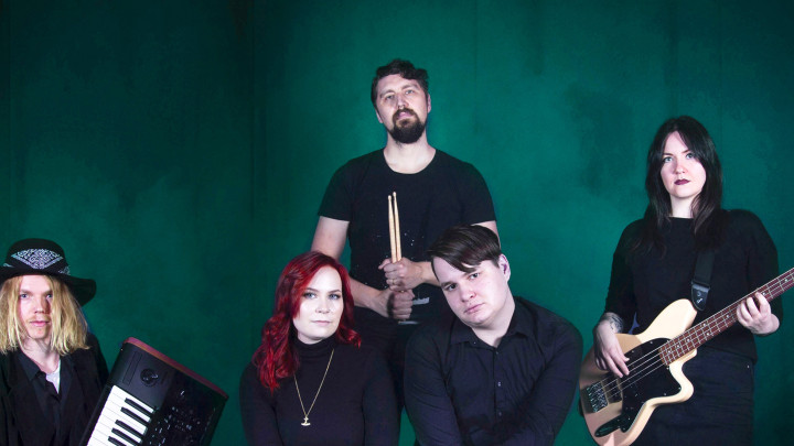 Viisi muusikko-opiskelijaa soittimien kanssa.