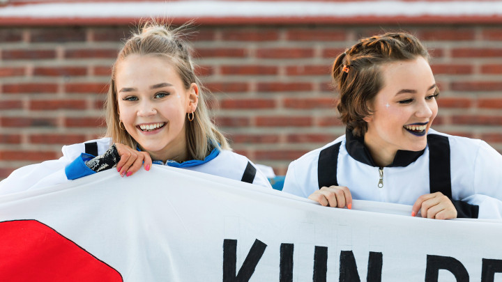 Kaksi lukiolaista penkkariauton lavalla.