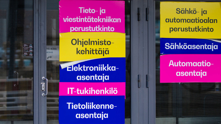 Opastekylttejä ict - ja sähköalalle.