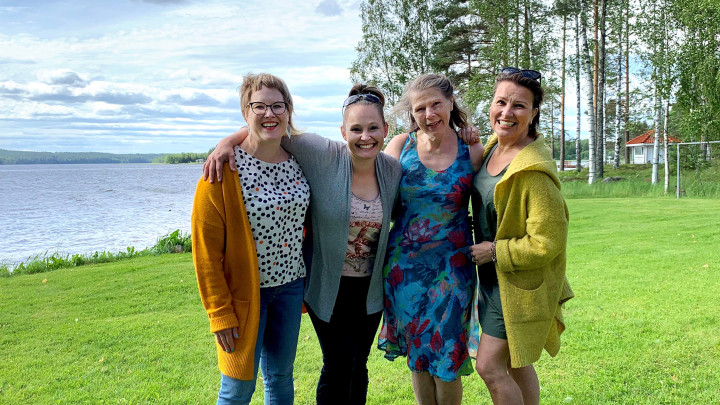 Annu Sankilampi, Henna Ruusumaa, Hannele Levävaara ja Arja Koriseva yhdessä hymyssä suin järven rannalla