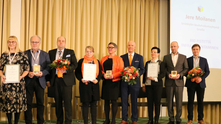Palkintojenjaossa rehtori Pirjo Kauhanen (1. vas.) ja vt. johtaja Vesa Voutilainen (3. vas.)