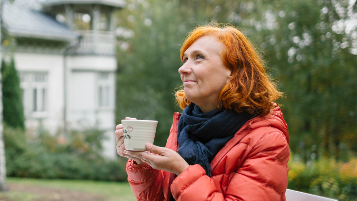 Teeleidin yrittäjä Anne Savela teekupin äärellä.