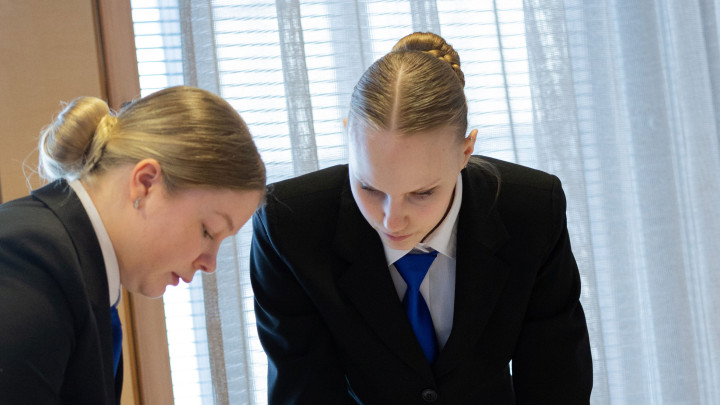 Nita Prättälä ja Niina Haka työskentelemässä.