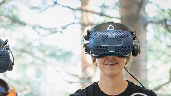 Henkilöitä virtuaalilasit päässä.