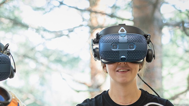Henkilöitä virtuaalilasit päässä.