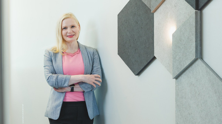 Anu Tokila Gradian toimitiloissa.