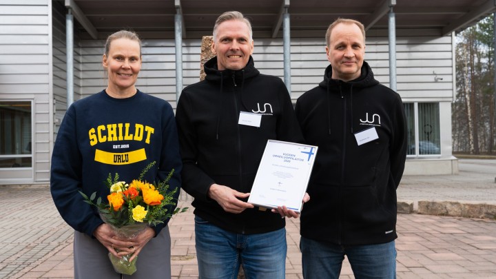 Schildtin lukion urheilukoordinaattori Tuulevi Piesanen ja apulaisrehtori Mika Rantala sekä Jyväskylän urheiluakatemian johtaja Aki Karjalainen.