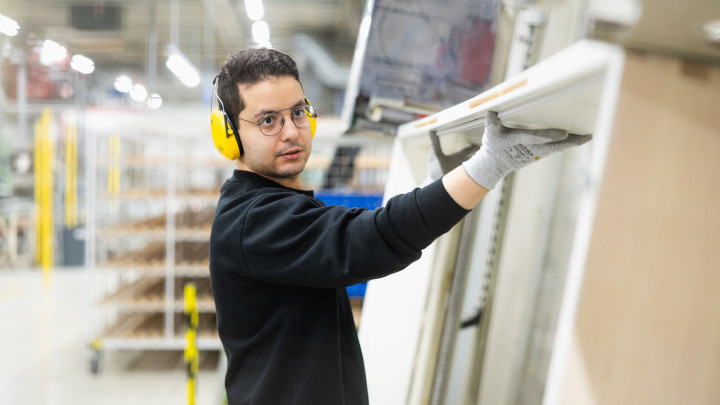 Henkilö työn äärellä Kaskipuun tehtaalla.