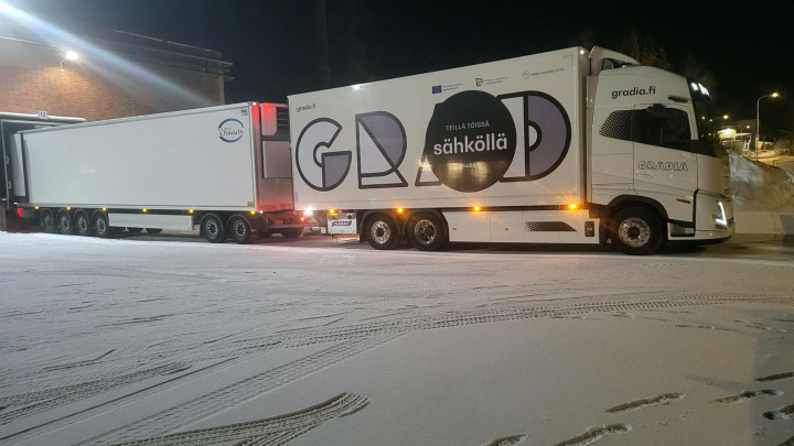 Gradian sähkökuorma-auto talviaamuna sivulta kuvattuna.