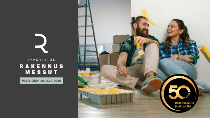 Rakennusmessut 50 vuotta, Jyväskylän Paviljonki. Kuvassa mies ja nainen ympärillään erilaisia rakennustarvikkeita, A-tikkaat, tapettia, maalia jn.e