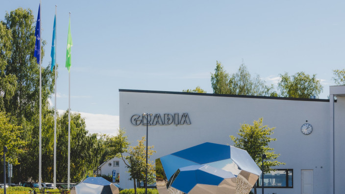 Pääsisäänkäynnin edusta Gradian Viitaniemen kampuksella