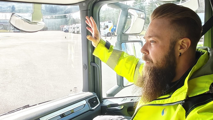 Liikenneopettaja Järvinen ohjaa kuljettajaa rekan kopissa.