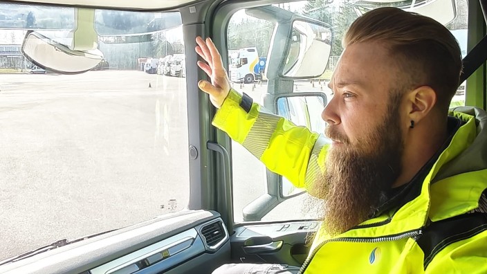Liikenneopettaja Järvinen ohjaa kuljettajaa rekan kopissa.