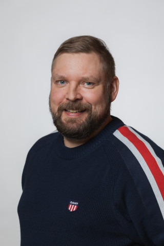 Pekka Toivainen katsoo kameraan.